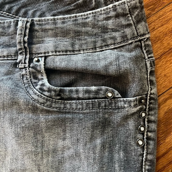 Chico’s Platinum Denim Ultimate Fit Barely Flare Gray Alkaline Jeans Chico 2 =12 - Picture 5 of 10
